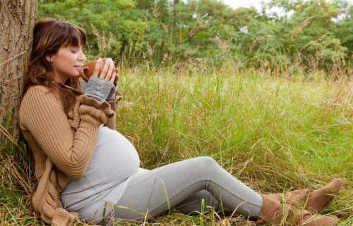 У беременных чаще вырабатывается небольшое количество грудного секрета, если же жидкости очень много, стоит тесно пообщаться с маммологом и, конечно, гинекологом
