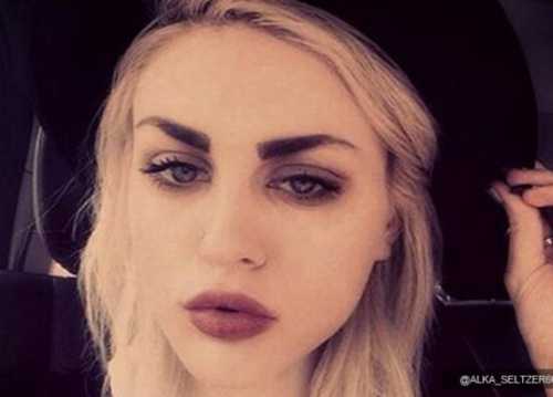 Дочь Курта Кобейна вышла замуж за музыканта, похожего на ее отца