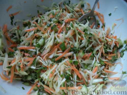 Такой витаминный салат из капусты можно подавать сразу или поставить на минут в холодильник, чтобы овощи слегка замаринова лись