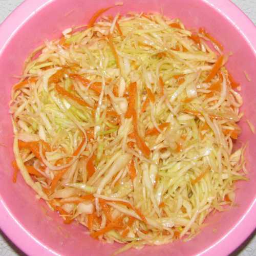 Морковь натереть на крупной терке, можно корейской, и добавить к капусте