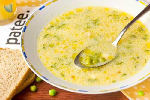 Зелень петрушки и укропа измельчаем и добавляем в суп с плавленым сыром вместе с обжаренным луком и беконом