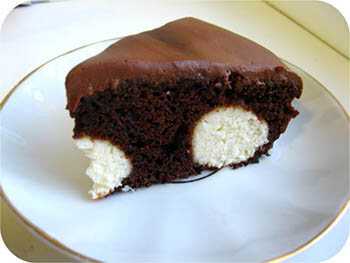 Шоколадный торт с творожными шариками вкусный и в теплом, и в остывшем виде